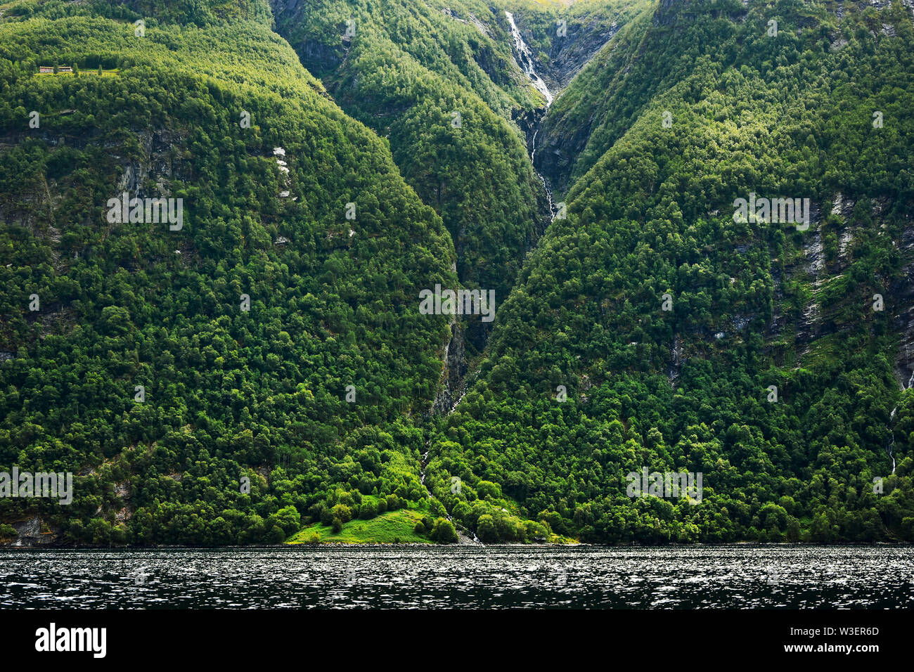 Schöne Küste von Geirangerfjord seens von Bootsfahrt, Region Sunnmore, Norwegen, die schönsten Fjorde der Welt, die auf der UNESCO Stockfoto