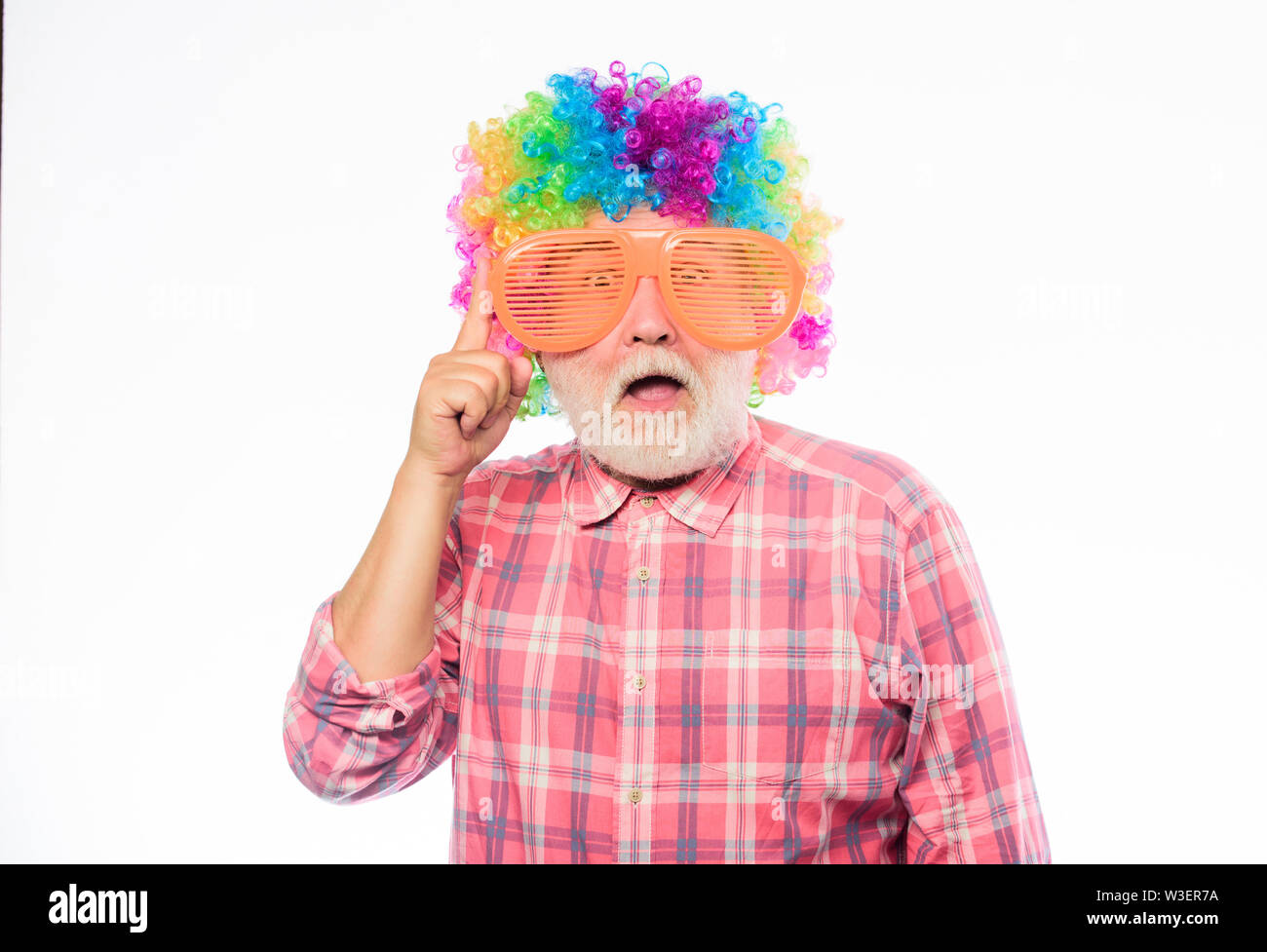 Netter Witz. Ältere Clown. Man älteren bärtigen fröhliche Person tragen bunte Perücke und Sonnenbrille. Opa immer Spaß. Spaß haben. Lustige Lebensstil. Spaß und Unterhaltung. Comic Großvater Konzept. Stockfoto