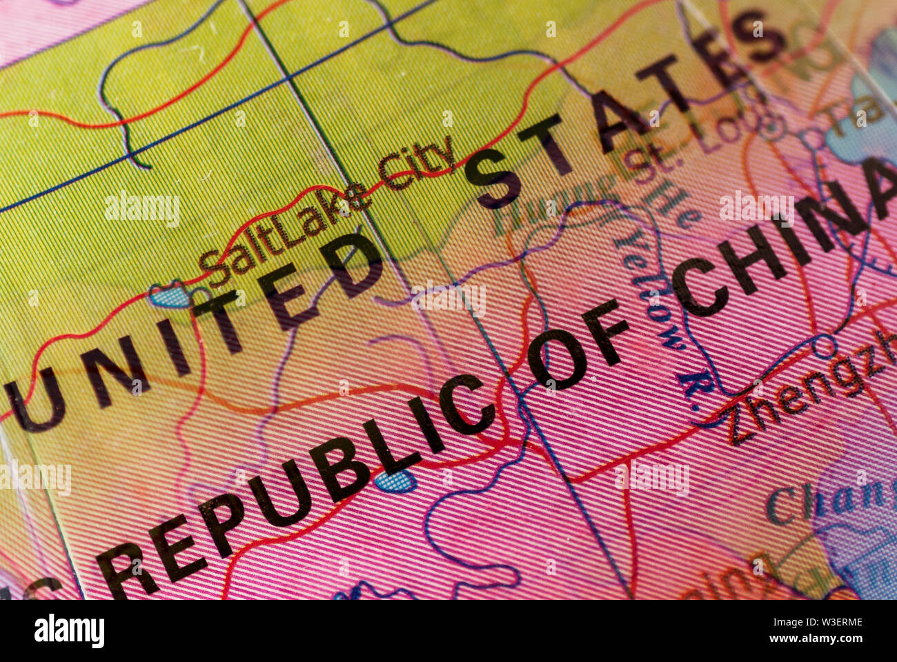 Konzept von China und den USA auf einer Weltkugel mit Fokus auf ein Verbundwerkstoff aus den beiden Ländern zusammenführen zu einem politischen Konflikt Konzept Stockfoto