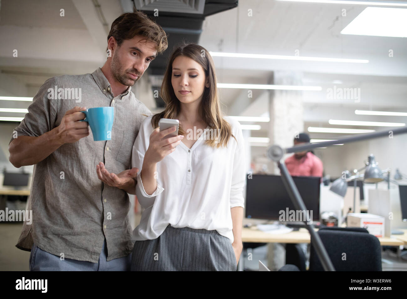 Betonte Geschäftsleute Executive in Spannung fühlt sich besorgt Gedanken von Problemen Stockfoto