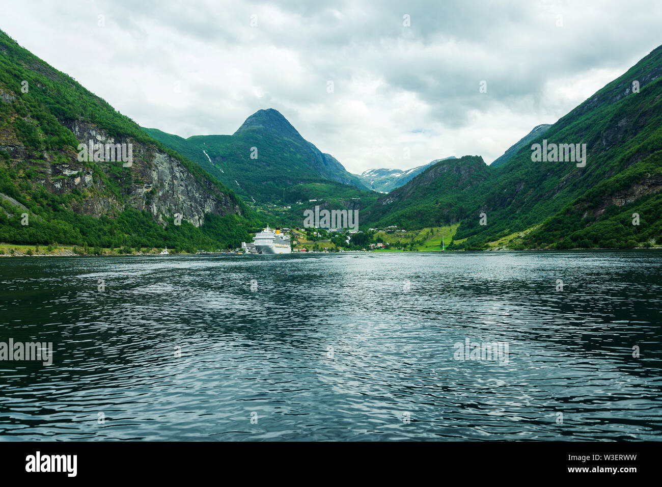 Schöne Landschaft mit Fähre kreuzfahrtpassagier am Geirangerfjord, atemberaubenden natürlichen Meisterwerk in der UNESCO-Welterbe aufgenommen Stockfoto