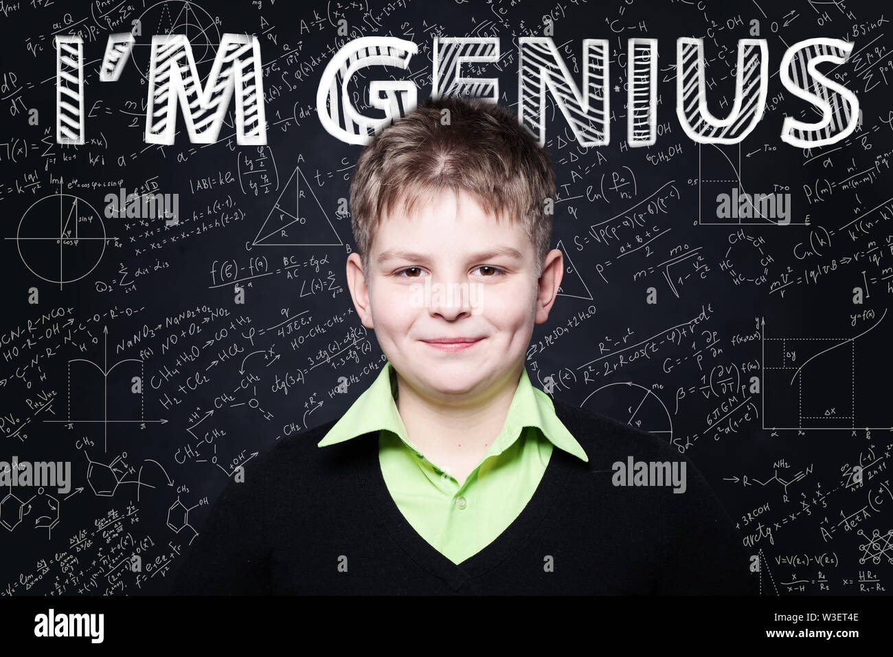 Glückliches Kind student lächelnd auf blackboard Hintergrund mit Wissenschaft und Mathematik Formel Stockfoto