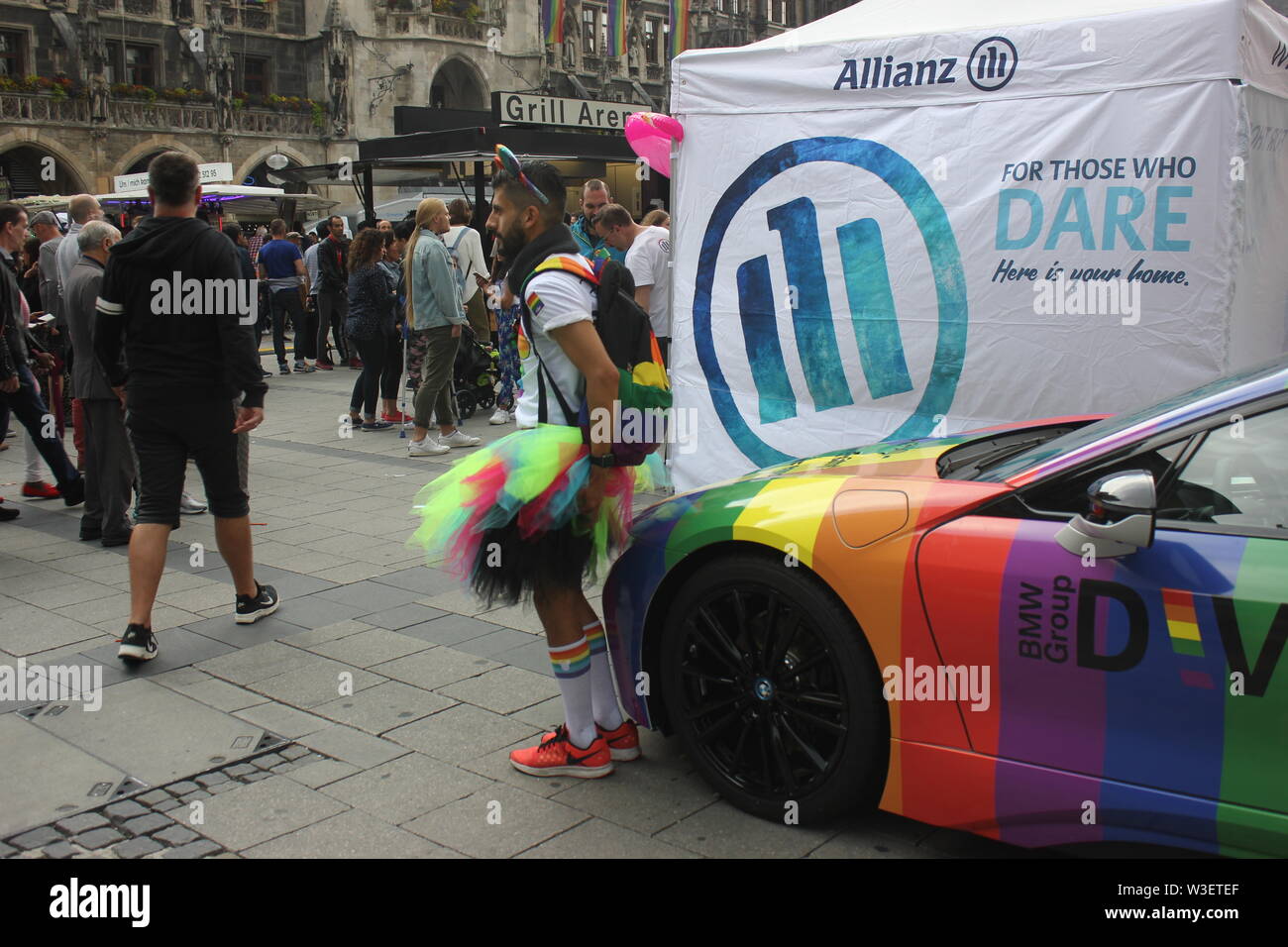 BMW und andere sorgen für die Gay Community auf CSD - Christopher Street Day 2019 in München konkurrieren. Stockfoto