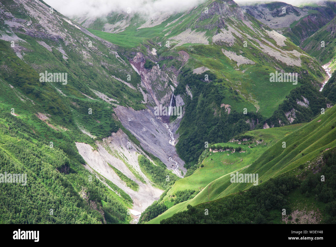 Beeindruckende Bergwelt in Georgien an sonnigen Sommertag. Alpine grüne Wiese im Kaukasus Hochland. Idyllischen Tal in Svaneti Berge. Stockfoto