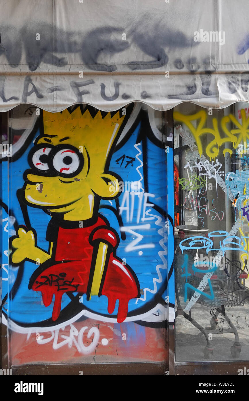 Athen, Griechenland - 31. MÄRZ 2019: Bart Simpson Graffiti und Tags auf Glas storefront eines verlassenen Shop. Stockfoto