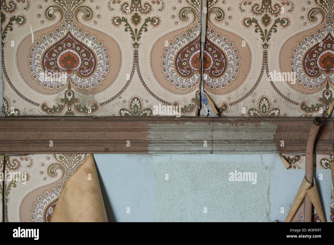 Verwitterte Wand- und Vintage abgerissene Tapete Hintergrund Textur. Stockfoto