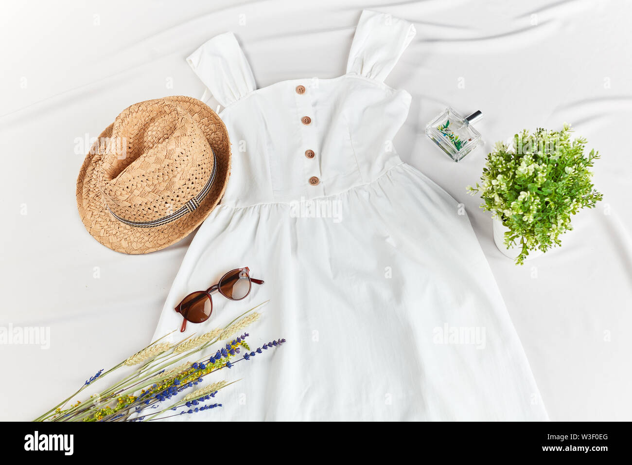Kreative ungewöhnliche Präsentation der Sommer Outfit. Flach, Ansicht von oben Stockfoto