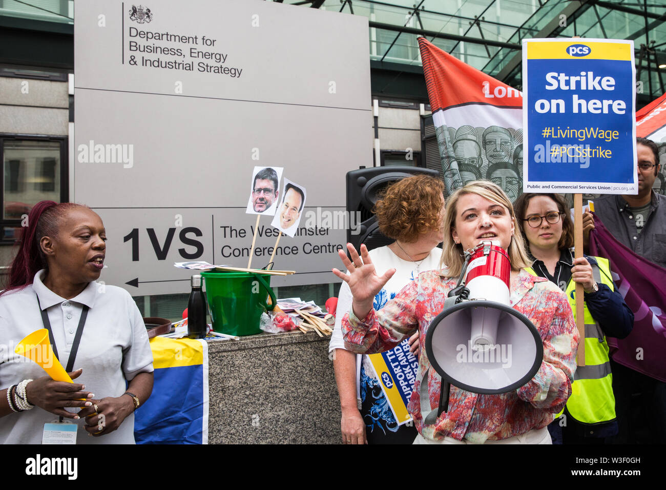 London, Großbritannien. 15. Juli, 2019. Jo Grady, neu gewählte Generalsekretär der UCU Gewerkschaft, Adressen, Catering- und Reinigungspersonal, die zu den PCS Gewerkschaft und ausgelagert und Bedingungen vergleichbar mit der Beamte sie arbeiten neben und ein Ende der Auslagerung an der Abteilung für Wirtschaft, Energie und industrielle Strategie Expositionsindizes (BEI) über Fremdfirmen ISS und Aramark auf den Streikposten außerhalb der Regierung Abteilung zu arbeiten, nachdem man einen unbefristeten Streik für die London Living Wage. Credit: Mark Kerrison/Alamy leben Nachrichten Stockfoto