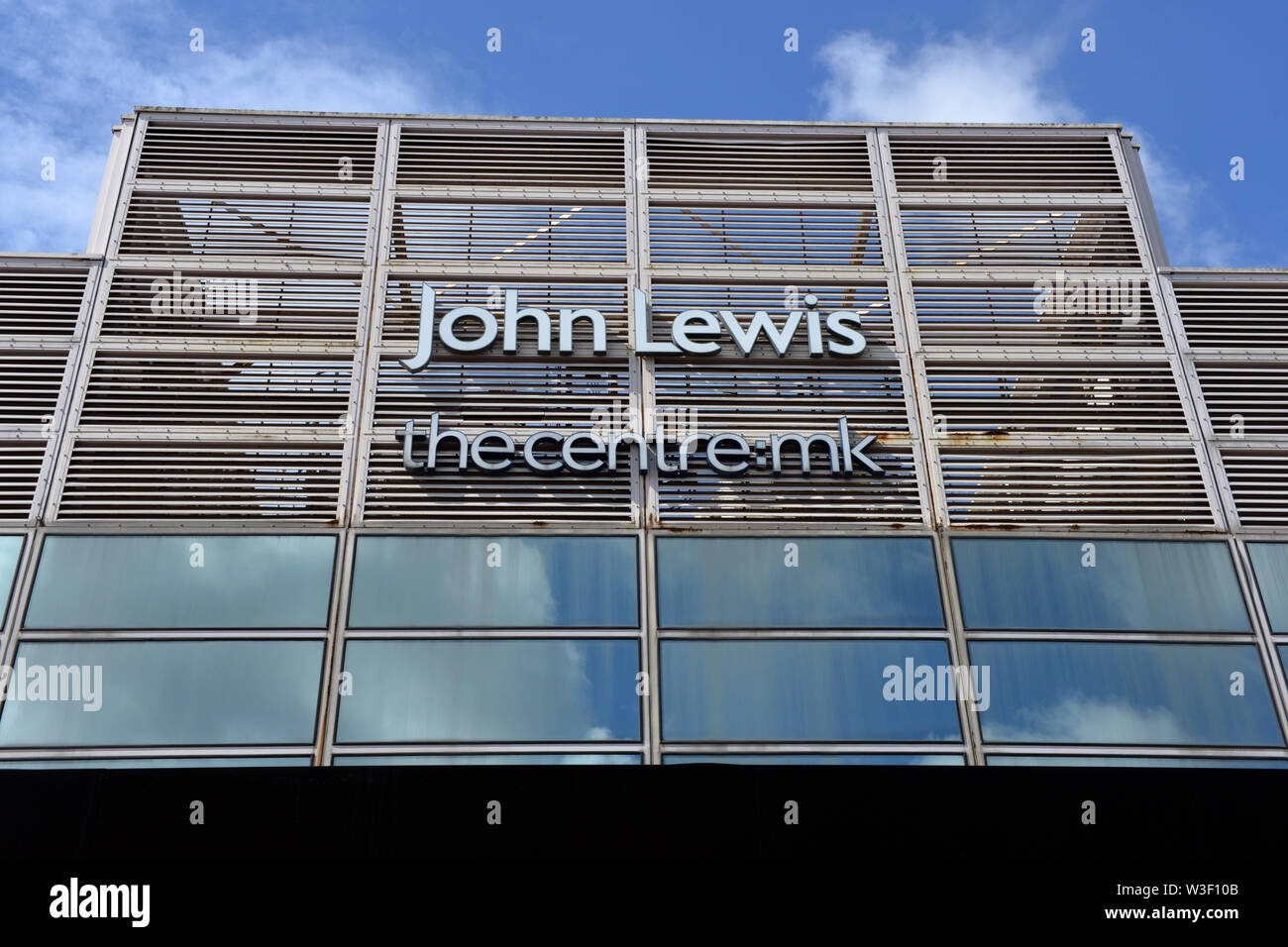 Das Äußere des John Lewis Department Store in Milton Keynes an der denkmalgeschützten Zentrum MK Gebäude, das 1979 eröffnet. Stockfoto