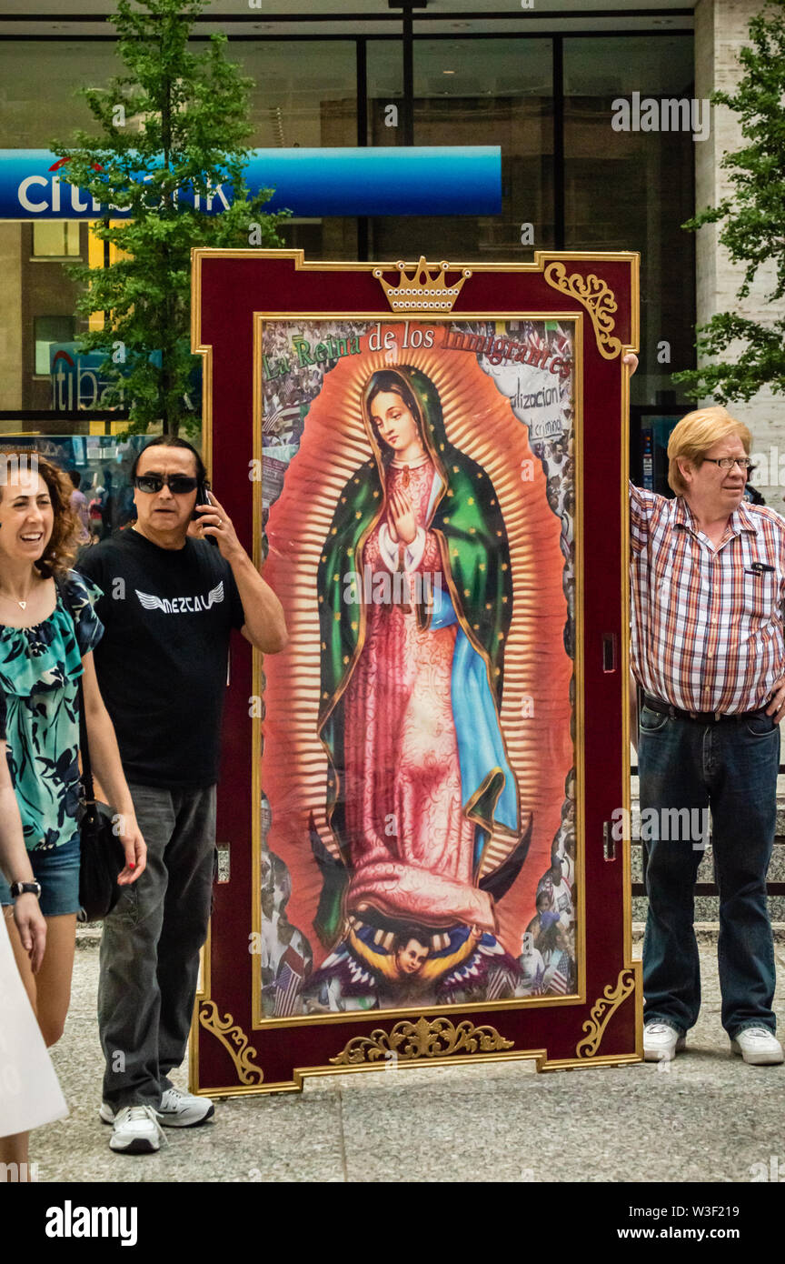 Downtown, Chicago-July 13, 2019: Protest gegen Einwanderung und Grenzschutz. Katholische Heilige Maria. Stockfoto