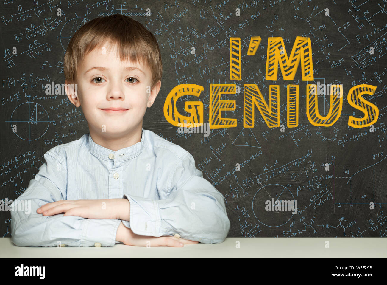 Glückliches Kind Student auf blackboard Hintergrund mit Wissenschaft und Mathematik Formel Stockfoto