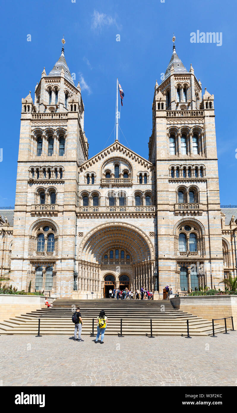 Natural History Museum London außerhalb; Besucher am Haupteingang, Exhibition Road, South Kensington, London, Großbritannien Stockfoto