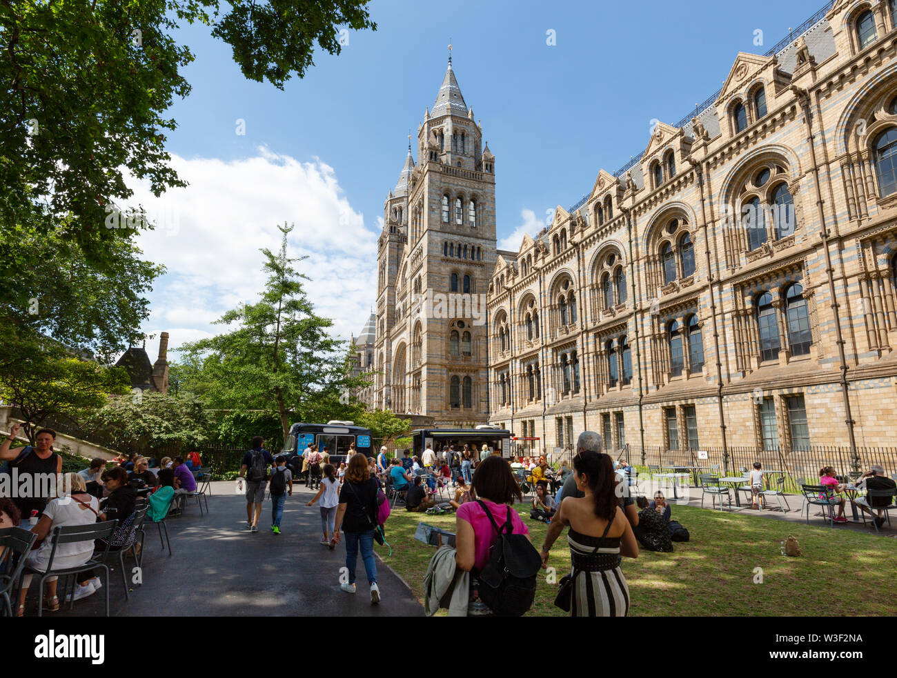 Natural History Museum London; Besucher kommen außerhalb des Natural History Museum in South Kensington, London, Großbritannien Stockfoto