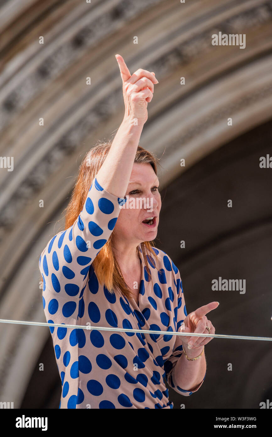 London, Großbritannien. 15. Juli 2019. Susan Hayman, Schatten Umweltminister und MP für Workington reagiert auf eine Hecheln über Jeremy Corbyn aus dem Cockpit des Bootes - Aussterben Rebellion block Fleet Street außerhalb der Royal Courts of Justice im Rahmen einer neuen Runde von Umwelt Proteste, mit Ihrem neuen blauen Boot der Polly Higgins - benannt nach einer Frau, die von Krebs auf der April protestieren starb, während Ihre Idee für eine Umweltzerstörung Gesetz zur Förderung. Sie sind einmal hervorheben, die Not, dass Sie glauben, es gibt nur 11 Jahre verlassen, bevor es zu spät ist, ihre Kinder von einem Klima Katastrophe zu bewahren. C Stockfoto