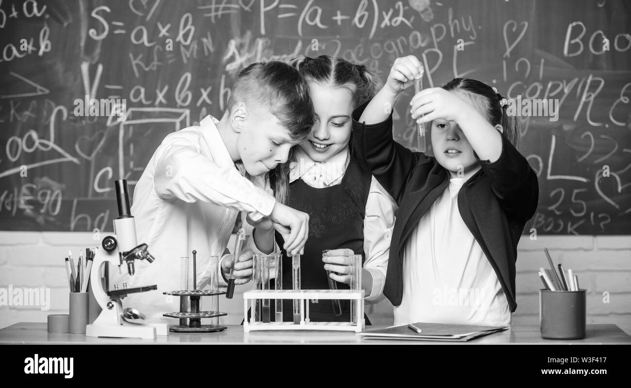 Chemie Anlagen. Studenten Experimente mit Mikroskop im Labor. Glückliche Kinder. Chemie Lektion. Chemie Ausbildung. Kleine Kinder lernen die Chemie in der Schule lab. Forschung und Entwicklung. Stockfoto