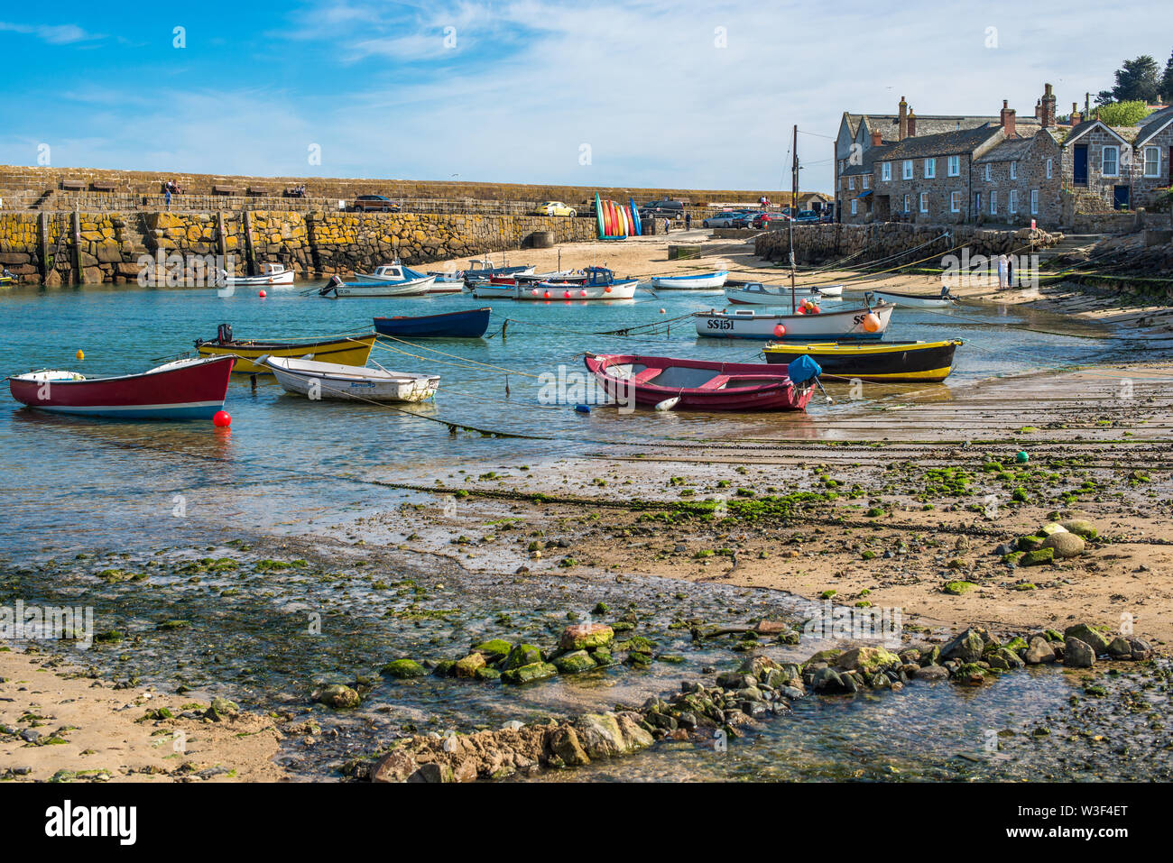 Kleine Fischerboote in Mousehole harbour Cornwall England GB UK EU Europa Stockfoto