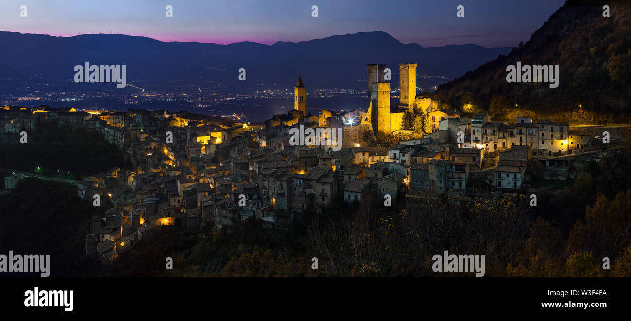 Nachtansicht von Pacentro und das Tal Peligna, hohe Auflösung Stockfoto