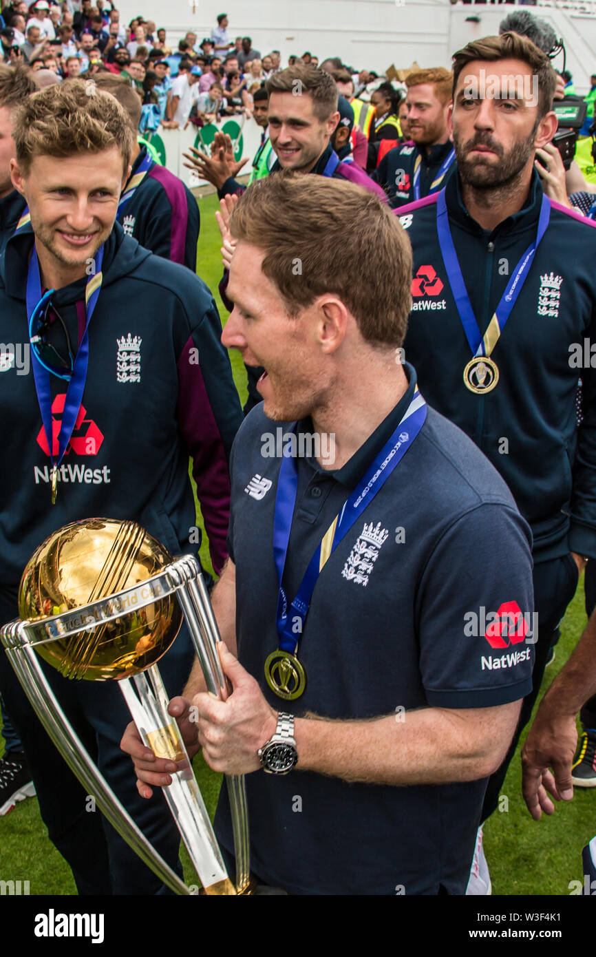 London, Großbritannien. 15. Juli, 2019. Eoin Morgan mit der Trophäe als England Cricket World Cup Winners Parade der ICC-WM-Trophäe für Fans am Kia Oval. David Rowe/Alamy Leben Nachrichten. Stockfoto