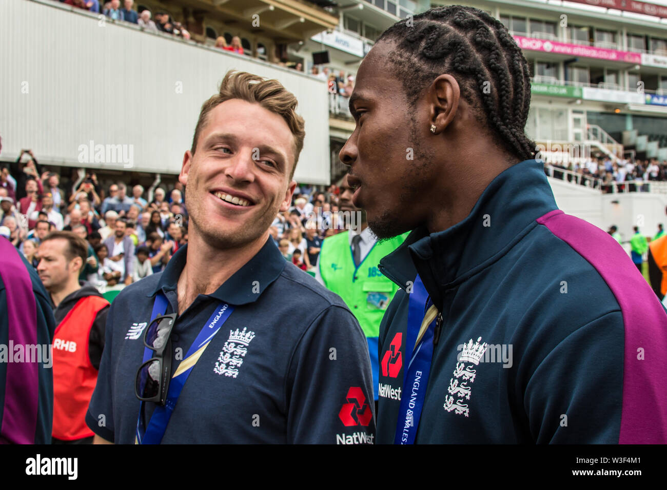 London, Großbritannien. 15. Juli, 2019. Jos Butler und Jofra Archer als England Cricket World Cup Winners Parade der ICC-WM-Trophäe für Fans am Kia Oval. David Rowe/Alamy Leben Nachrichten. Stockfoto