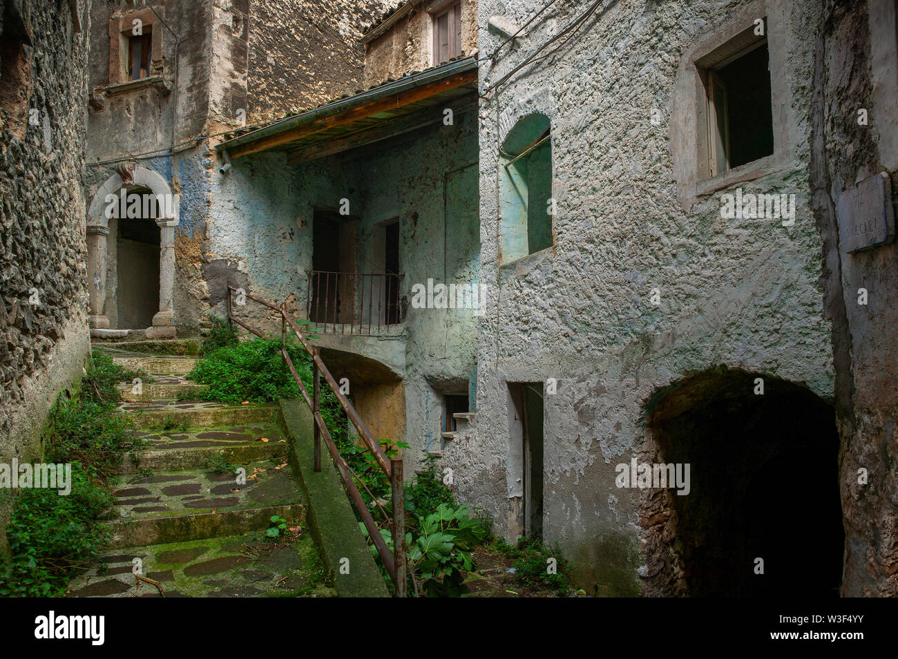 Alte Häuser mit Bögen und Durchgängen im alten mittelalterlichen Dorf Prezza. Prezza, Provinz L'Aquila, Abruzzen, Italien, Europa Stockfoto