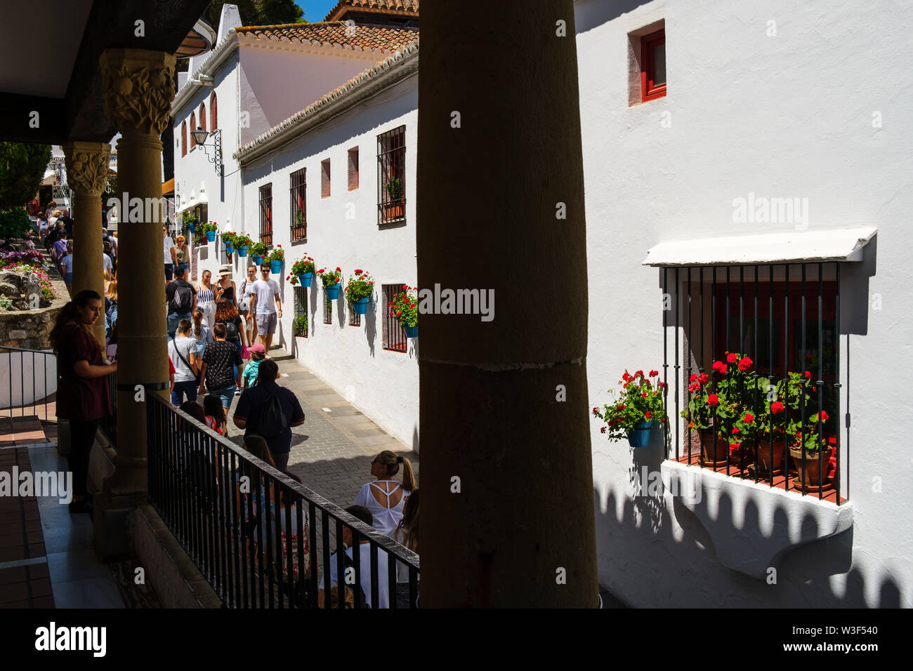 Typische Straße mit Blumen, weißen Dorf Mijas. Provinz Malaga an der Costa del Sol. Andalusien, Süd Spanien Europa Stockfoto