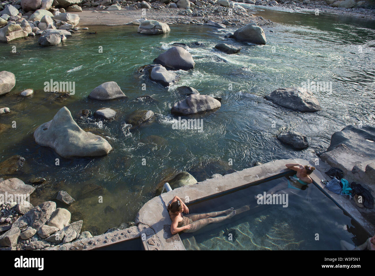 Genießen hot Springs auf den Colca River bei Llahuar, Colca Canyon, Peru Stockfoto