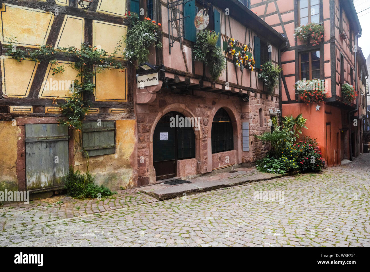 Ensemble mit Fachwerkhäusern in Riquewihr, Elsass, Frankreich, touristisch, mittelalterliche Ort Stockfoto