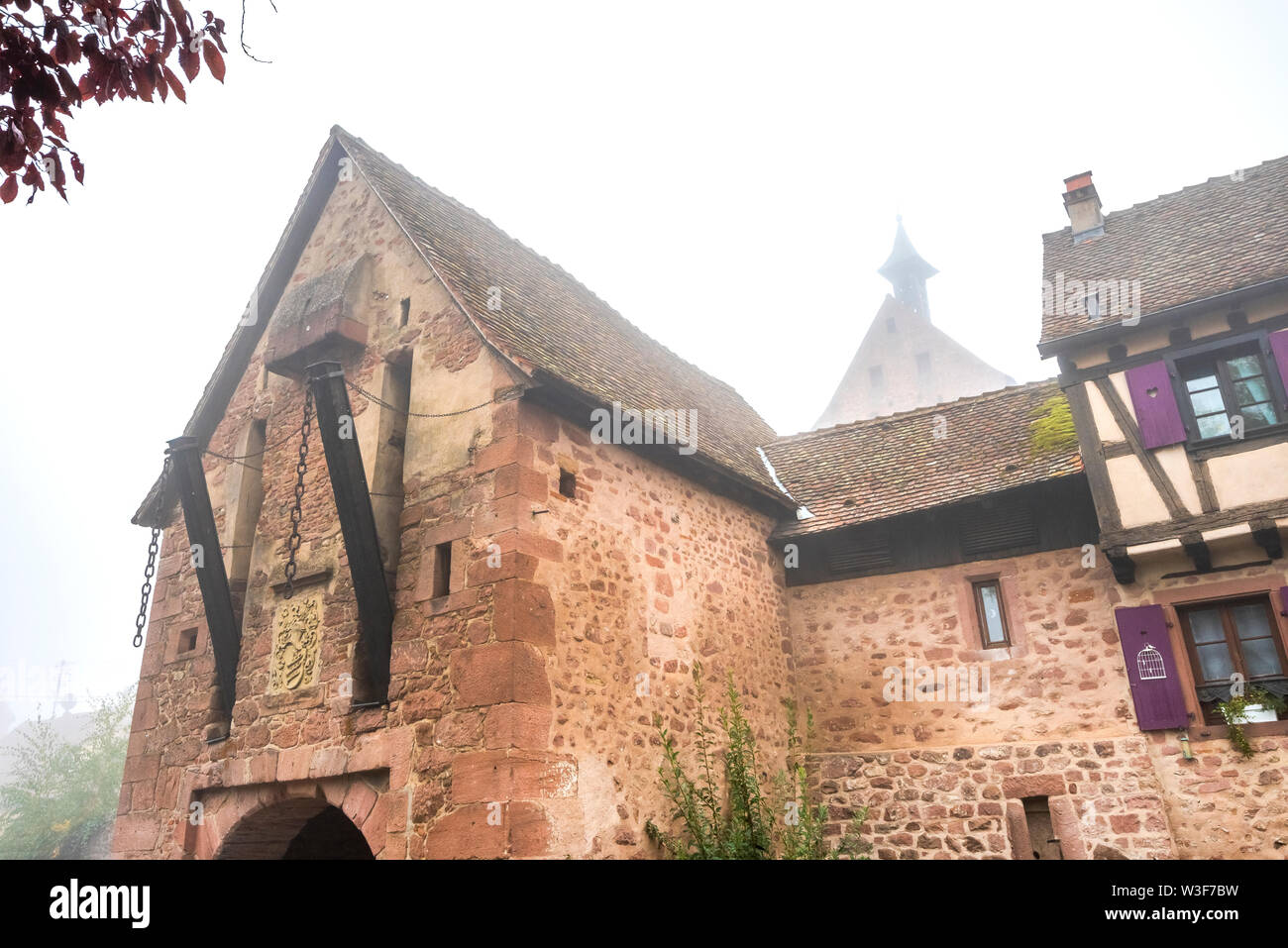Mittelalterliche Stimmung mit herbstlichen Nebel am Stadttor von Riquewihr, Elsass, Frankreich Stockfoto Mittelalterliche Stimmung mit herbstlichen Nebel am Stadttor von Riquewihr, Elsass, Frankreich Stockfoto