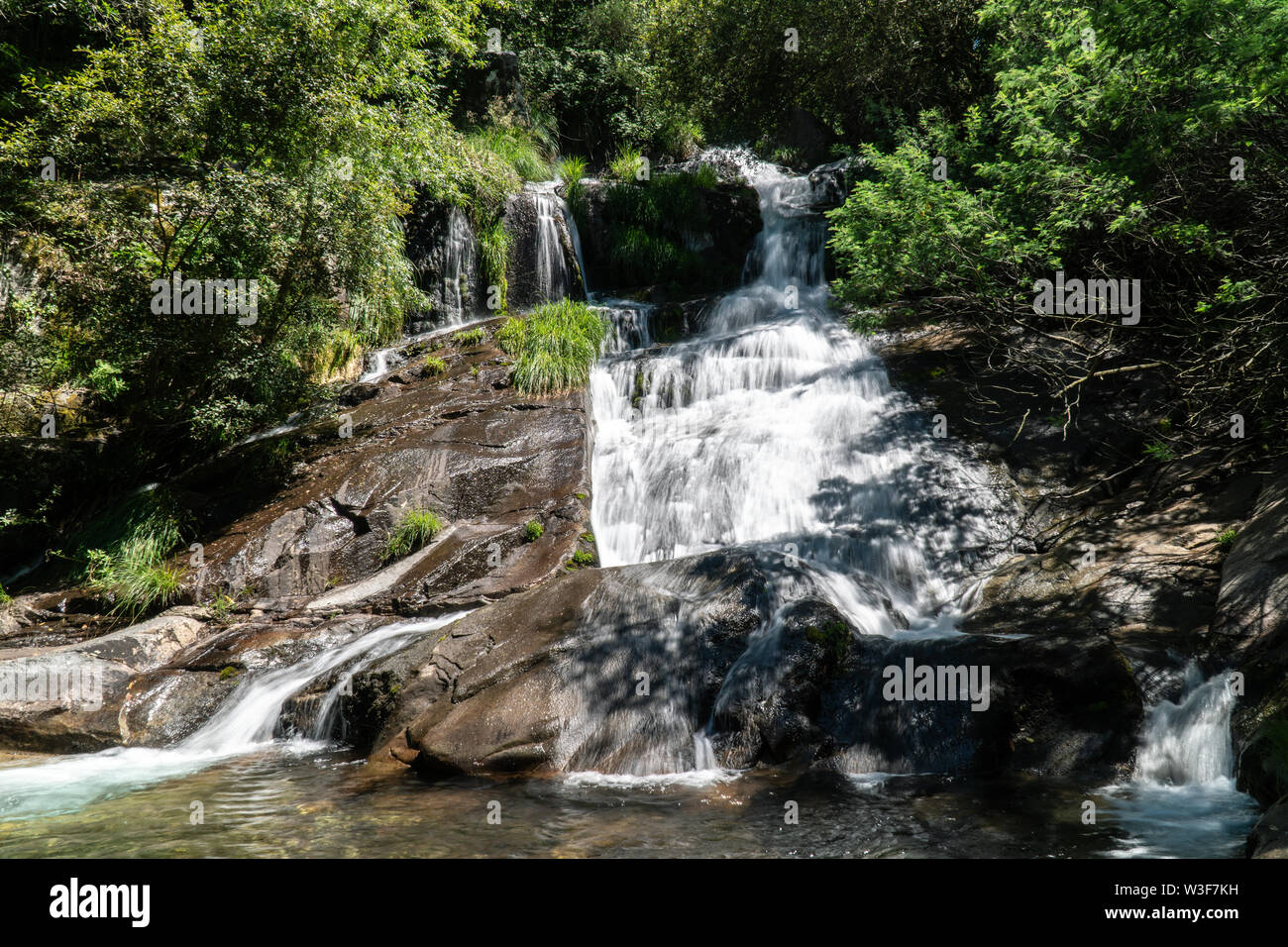 Wald river Wasserfall auf Frühling. Schöne Kaskade os Galizien, Spanien Stockfoto