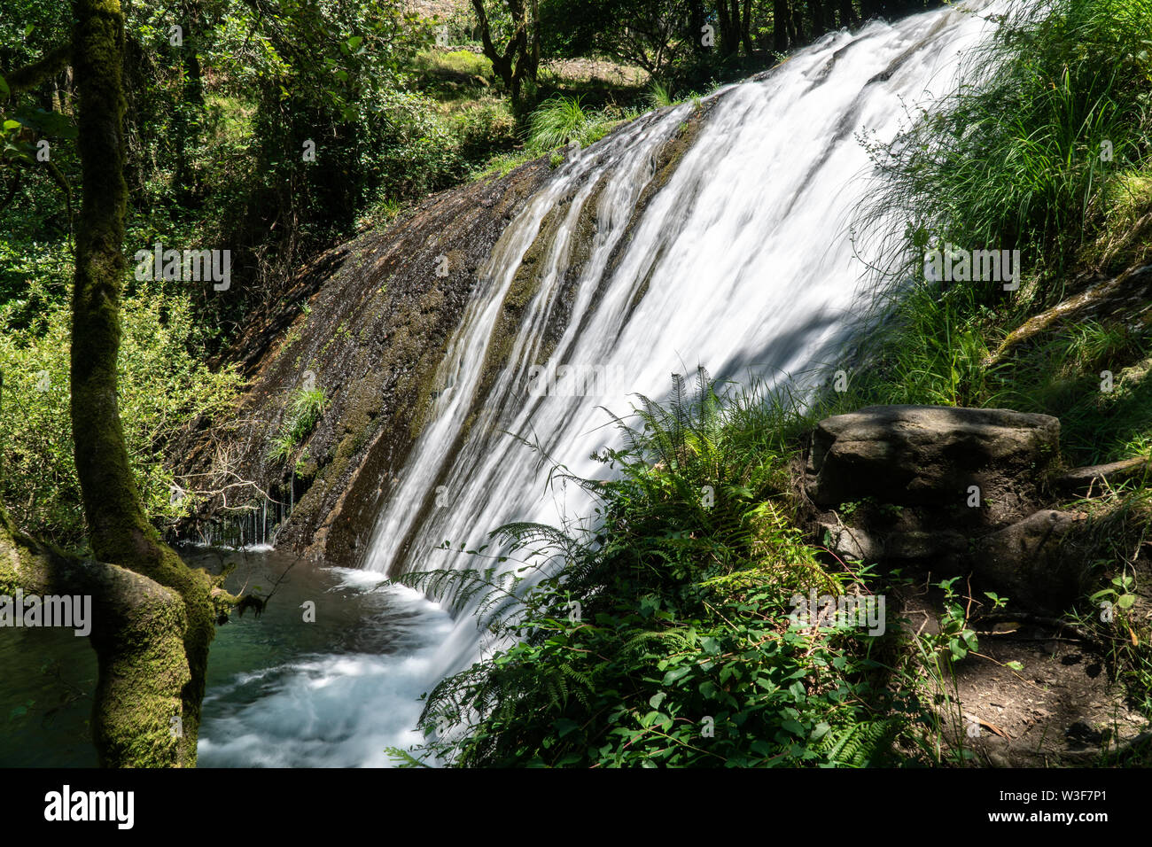 Szene eines Flusses Wasserfall auf Frühling. Schöne Kaskade os Galizien, Spanien Stockfoto