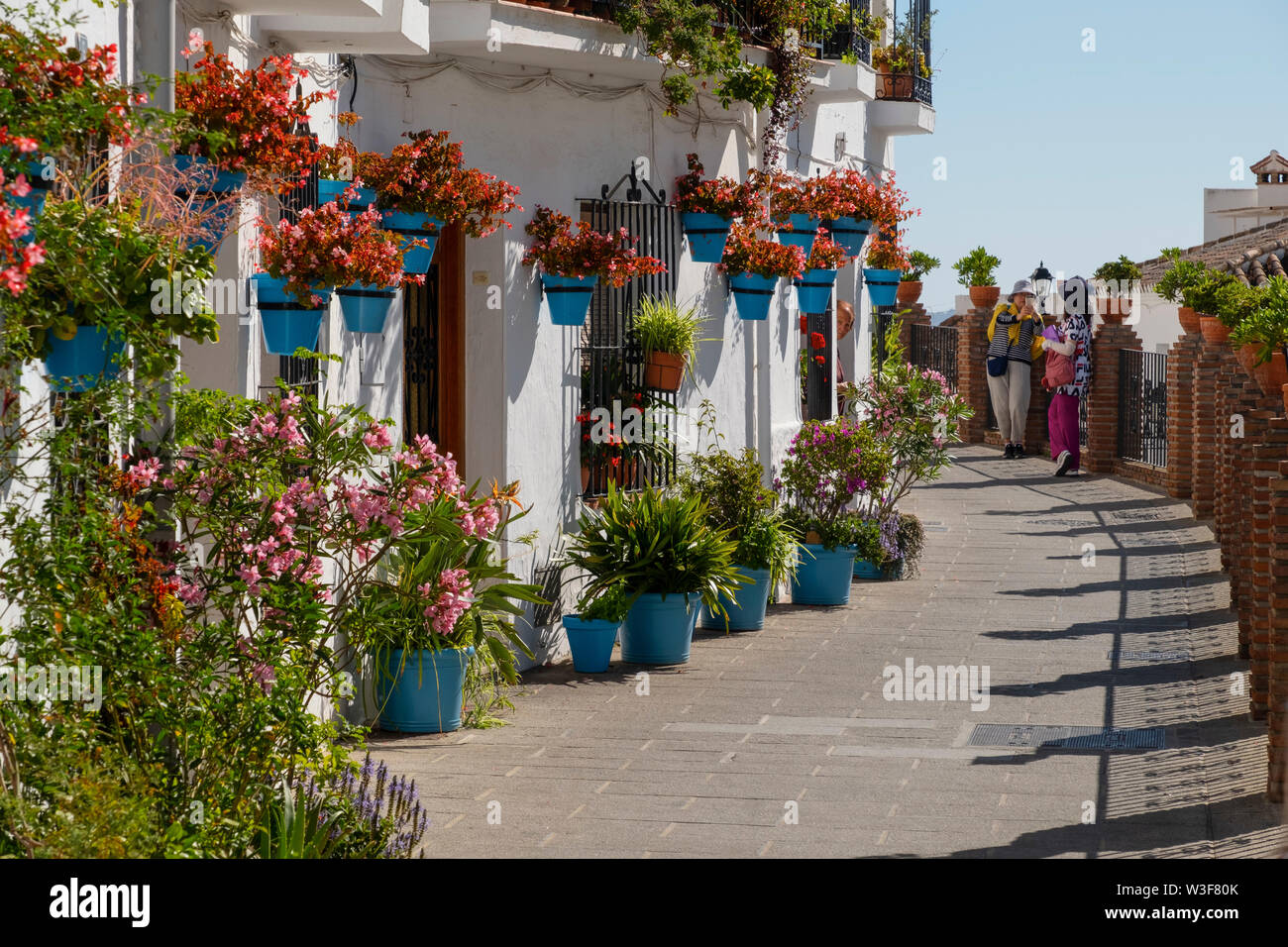 Typische Straße mit Blumen, weißen Dorf Mijas. Provinz Malaga an der Costa del Sol. Andalusien, Süd Spanien Europa Stockfoto