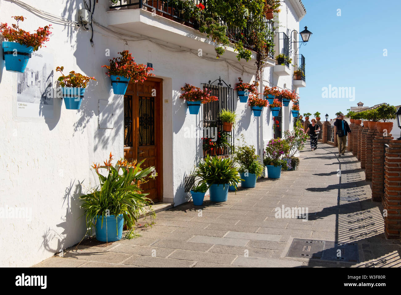 Typische Straße mit Blumen, weißen Dorf Mijas. Provinz Malaga an der Costa del Sol. Andalusien, Süd Spanien Europa Stockfoto