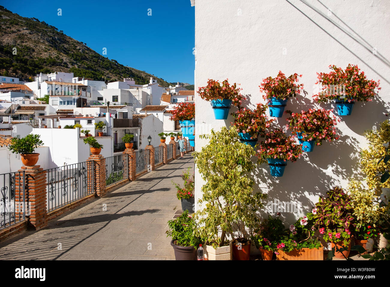 Typische Straße mit Blumen, weißen Dorf Mijas. Provinz Malaga an der Costa del Sol. Andalusien, Süd Spanien Europa Stockfoto