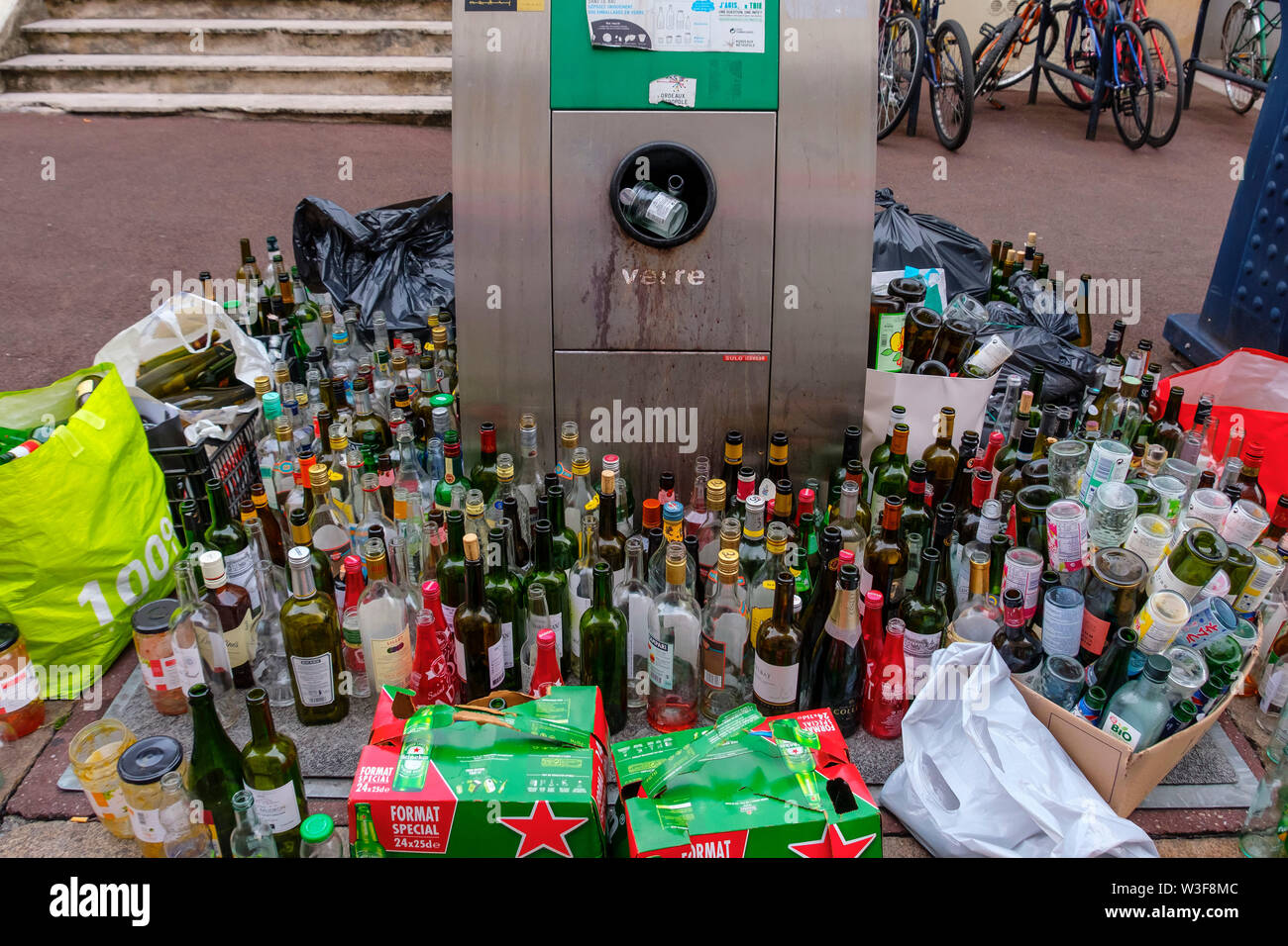 Viele leere Glasflaschen in einem Glasbehälter für Recycling. Bordeaux, Gironde. Region Aquitanien. Frankreich Europa Stockfoto