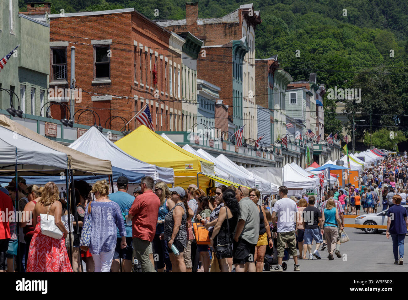 Bog Menschenmassen strömen zu den beliebten jährlichen Wenig fällt Käse Festival in Herkimer County, New York, USA Stockfoto