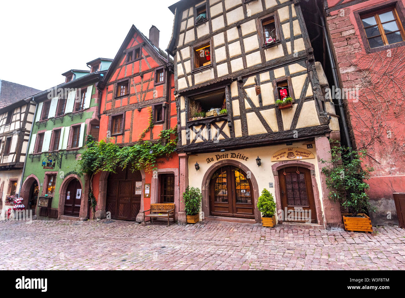 Bunte Fassaden in das Dorf Riquewihr, Elsass, Frankreich, Dekoration mit Rebe und Antiquitäten Stockfoto
