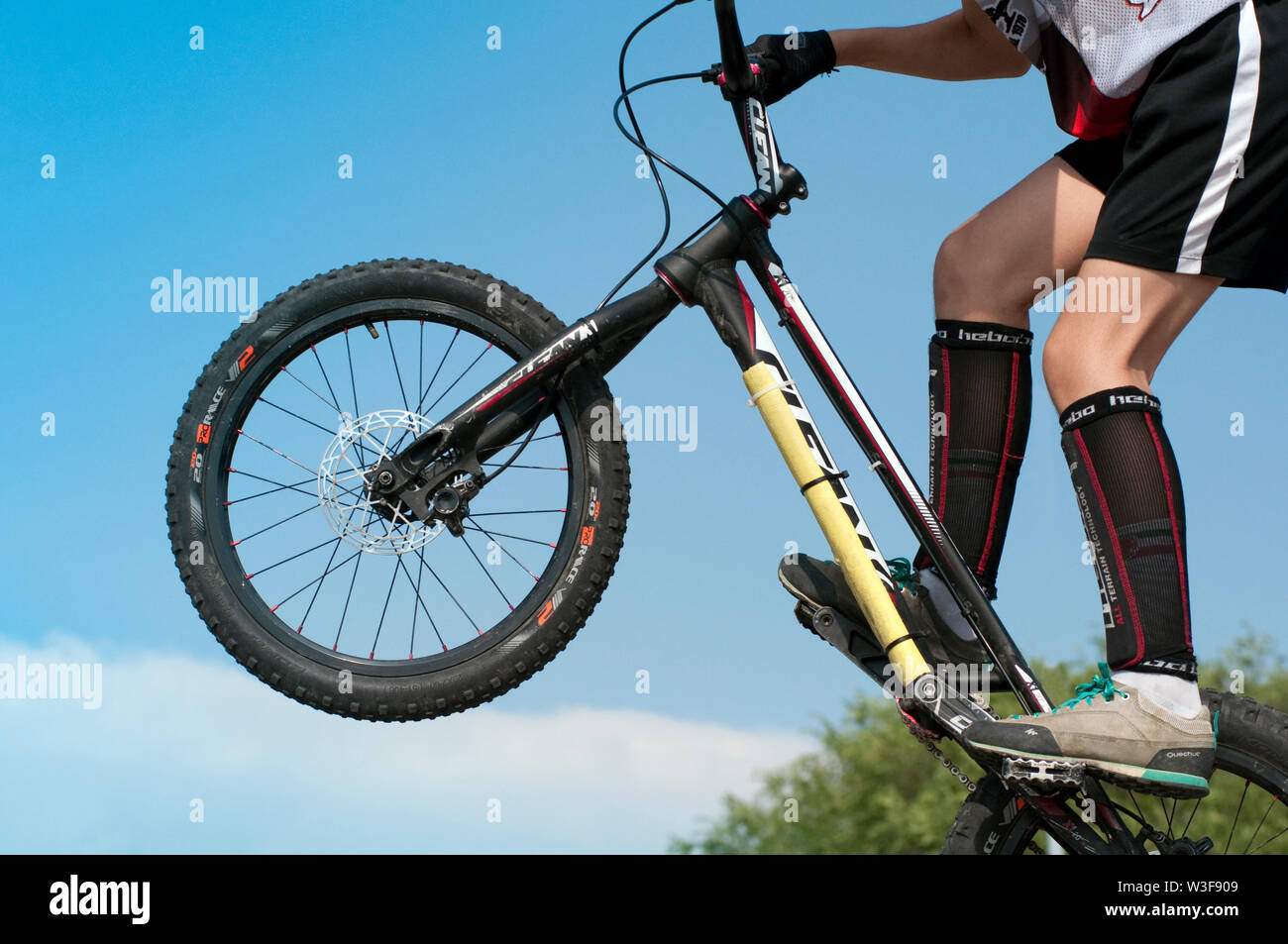 07. Juli 2019 - Italien, Lombardei, Crema, Biker zeigt, akrobatische Biker auf Trial Bike Stockfoto