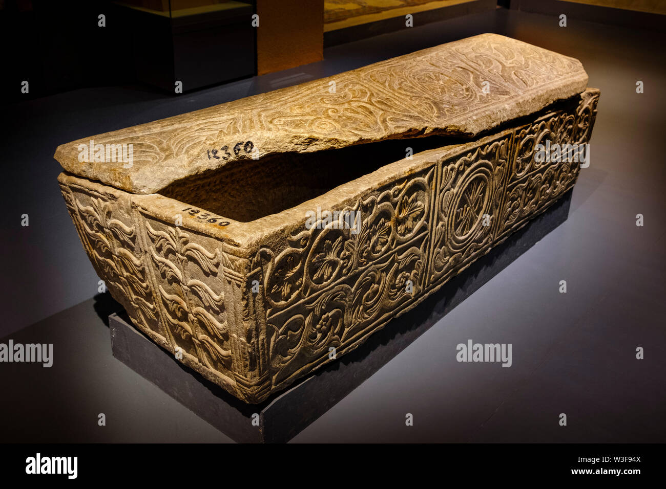 Sarkophag mit pflanzlichen Dekoration Jahrhunderte V-VI. Musée d'Aquitaine, Midi-Pyrénées Museum. Bordeaux, Gironde. Region Aquitanien. Frankreich Europa Stockfoto