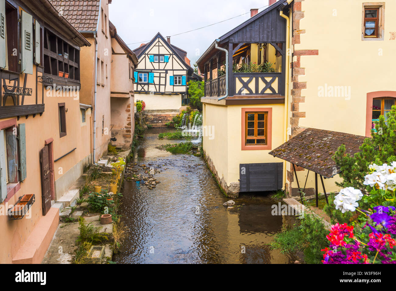 Bach im alten Dorf Andlau, Elsass, Frankreich, alte Mühle der Abtei Stockfoto