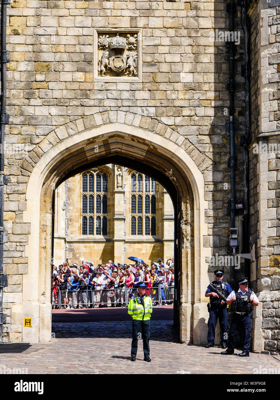 Touristen in Windsor Castle gesehen warf König Henry 8 Gateway, Berkshire, England, UK, GB. Stockfoto