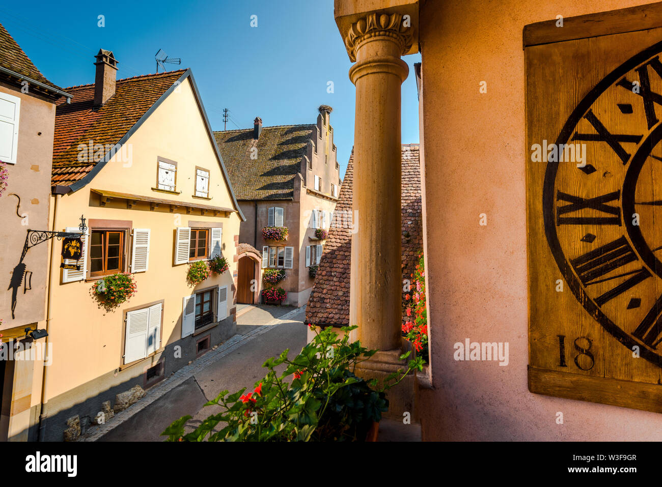 Straße im Dorf Barr mit Blumen geschmückten Häusern und außergewöhnliche Architektur, Elsass, Frankreich Stockfoto