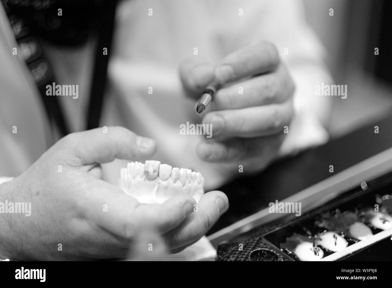 Einen einzelnen Zahn Krone in einer Zahnprothese Labor Stockfoto