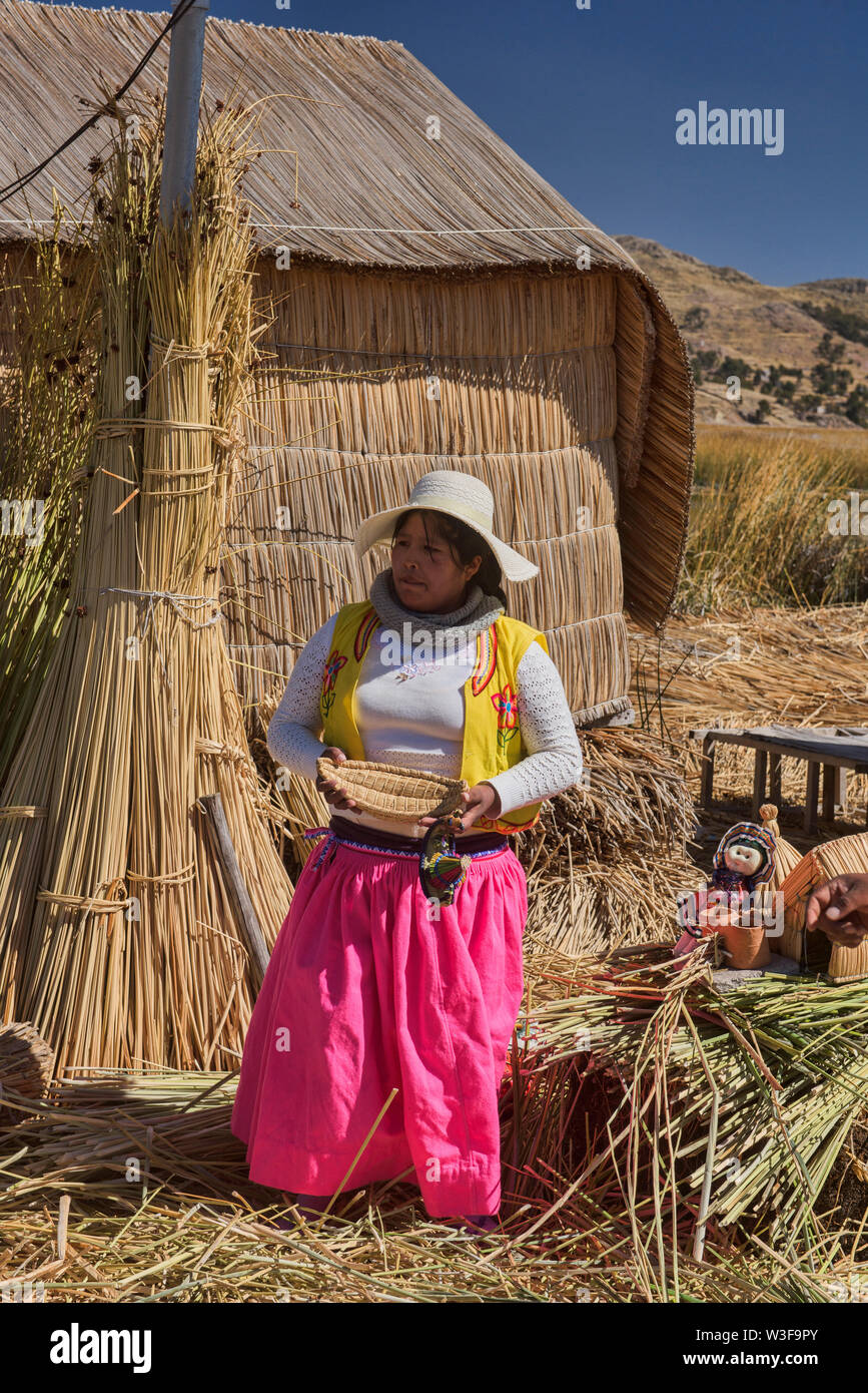 Uro Frau auf einem Totora Schilfgras schwimmende Insel, Titicacasee, Puno, Peru Stockfoto