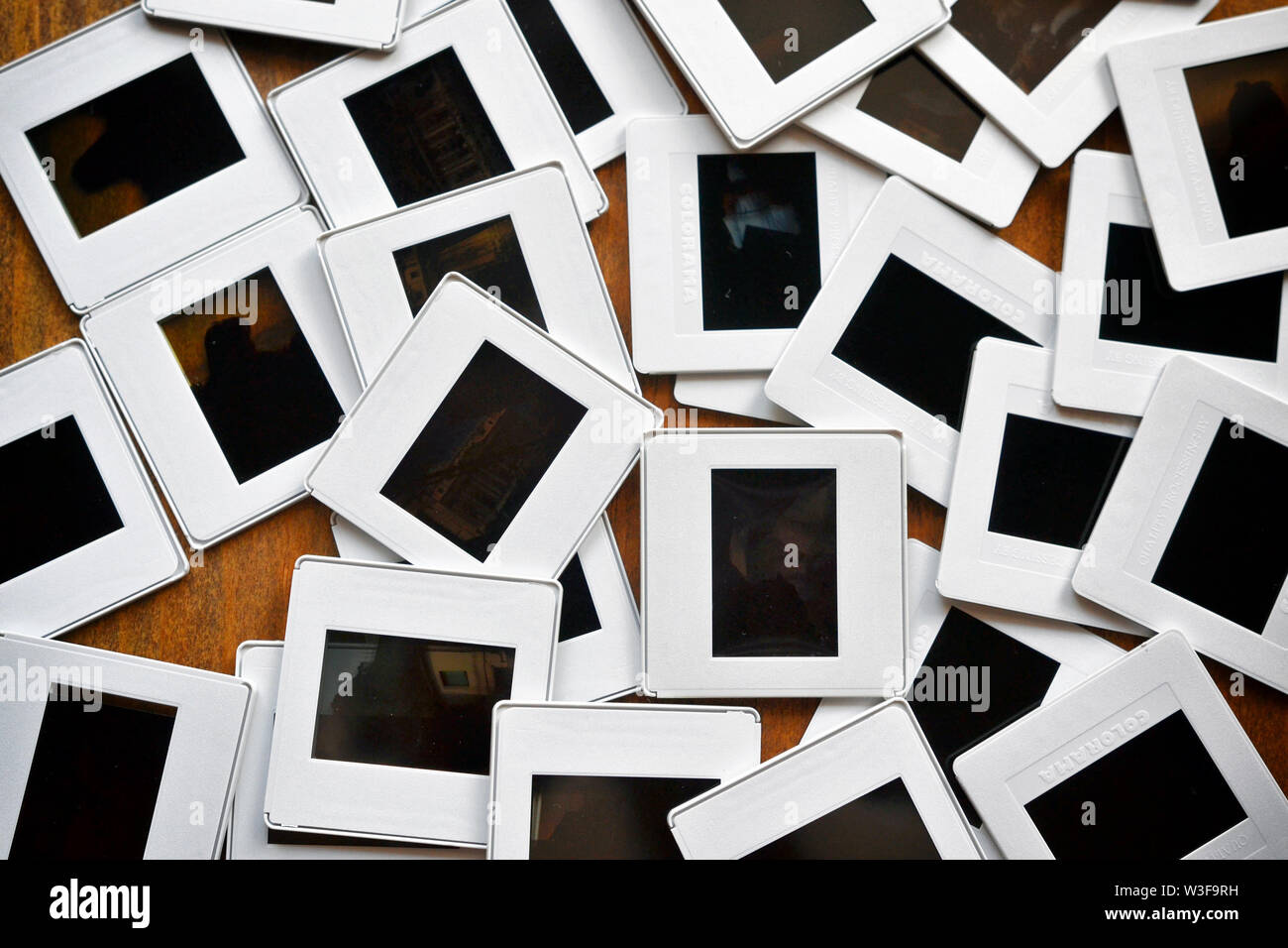 Ein Bündel von Folien auf Holz Stockfoto