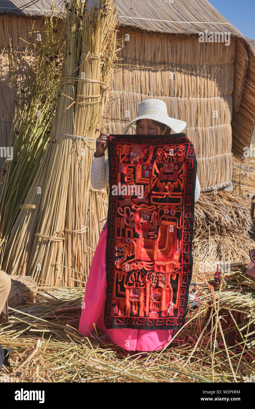 Uro Frau auf einem Totora Schilfgras schwimmende Insel, Titicacasee, Puno, Peru Stockfoto