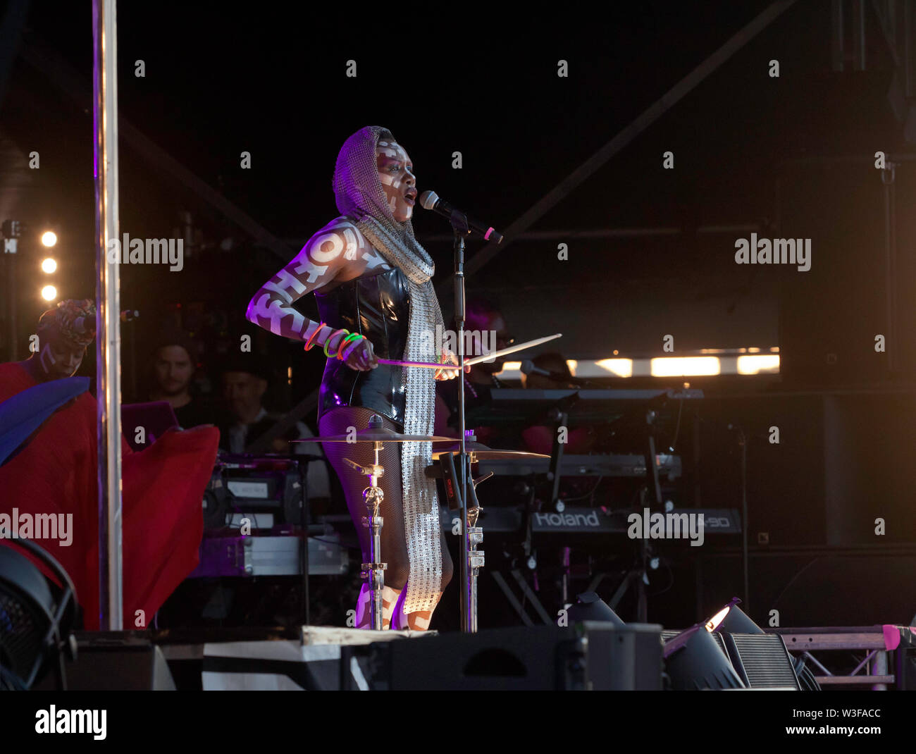 Grace Jones Dachverkleidung auf der Hauptbühne am OnBlackheath Music Festival 2019 Stockfoto