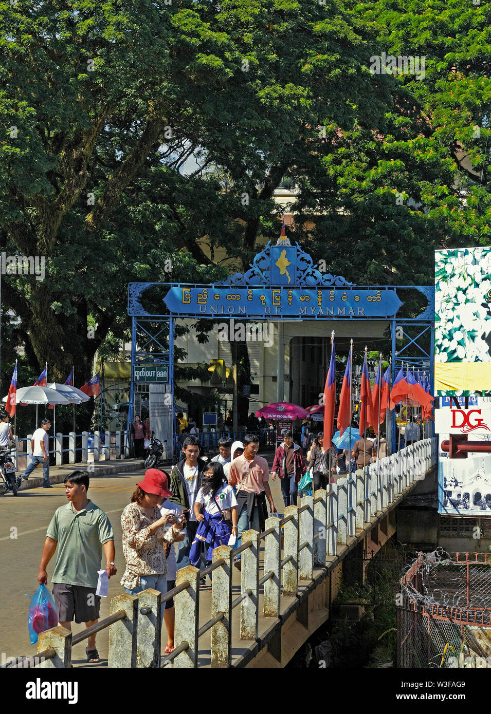 Mae Sai, Chiang Rai, Thailand - 31. Oktober 2009: Personen, die die Grenze überqueren Brücke zwischen Mae Sai und tachilek in Myanmar Stockfoto