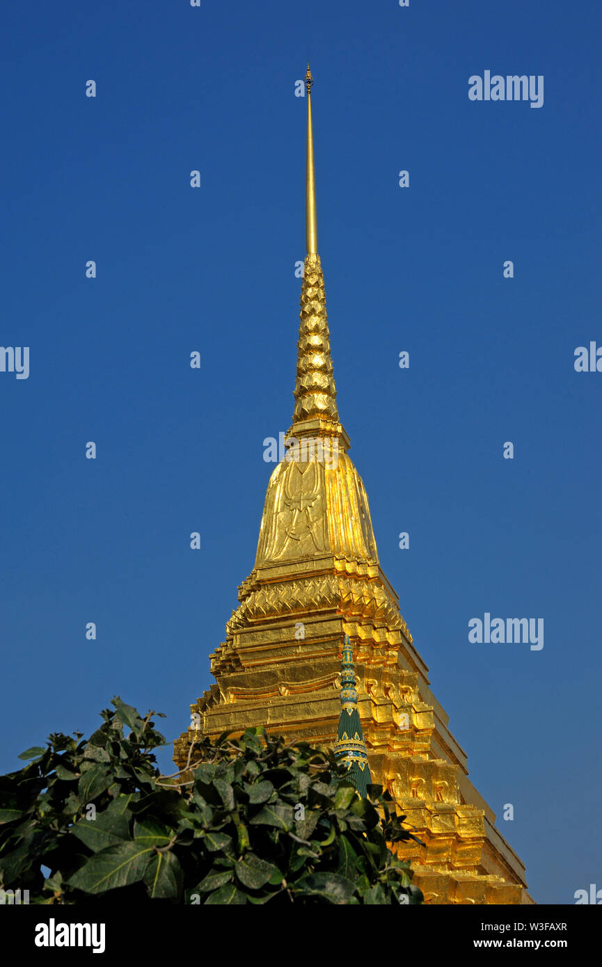 Bangkok, Thailand - 18. Januar 2011: Eine goldene Stupa im Wat Phra Kaeo und Wat Phra Kaew buddhistischen Tempel Komplex d 110018 (0593) - Bangkok - 2011-01-18 Stockfoto