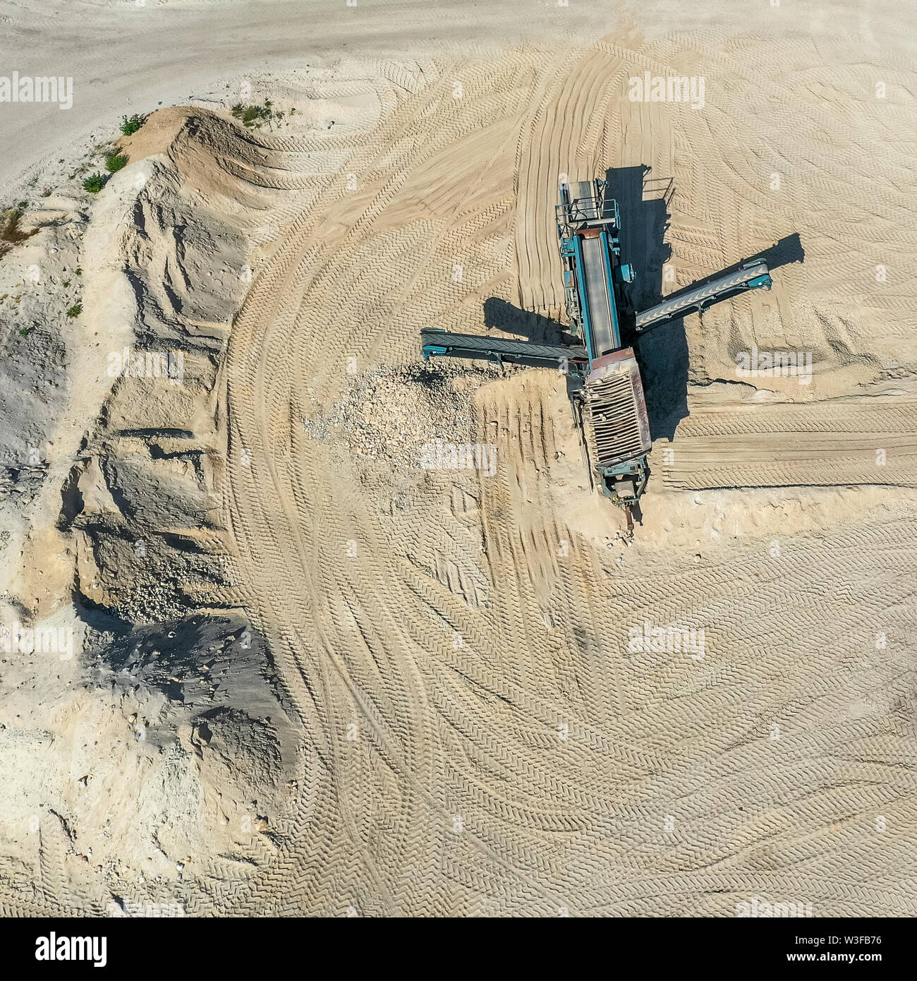 Luftaufnahme der Verarbeitungsmaschine, den Abzieher in einem sand Steinbruch Stockfoto
