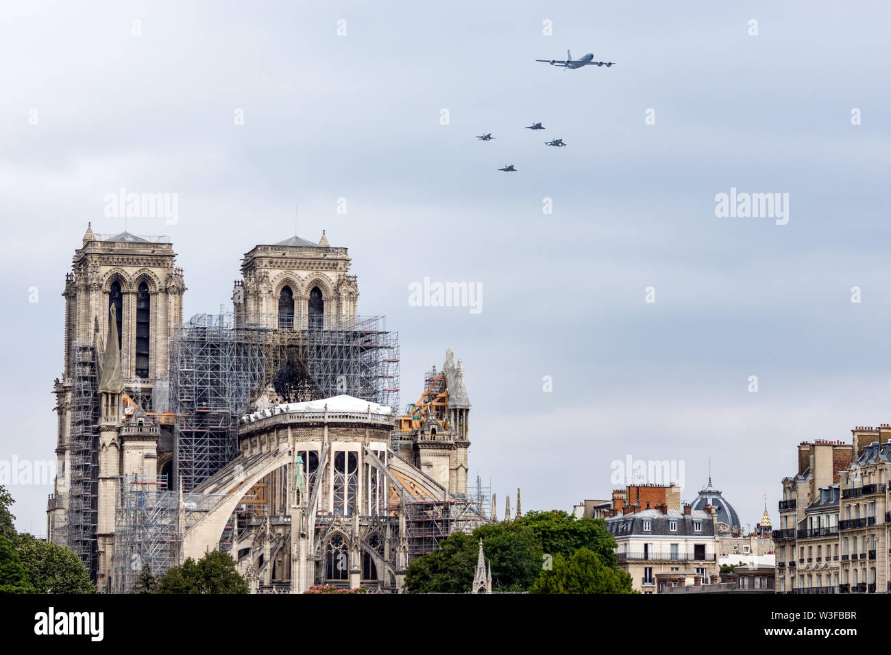 Tag der Bastille Flugzeuge Parade über Notre Dame de Paris. Stockfoto